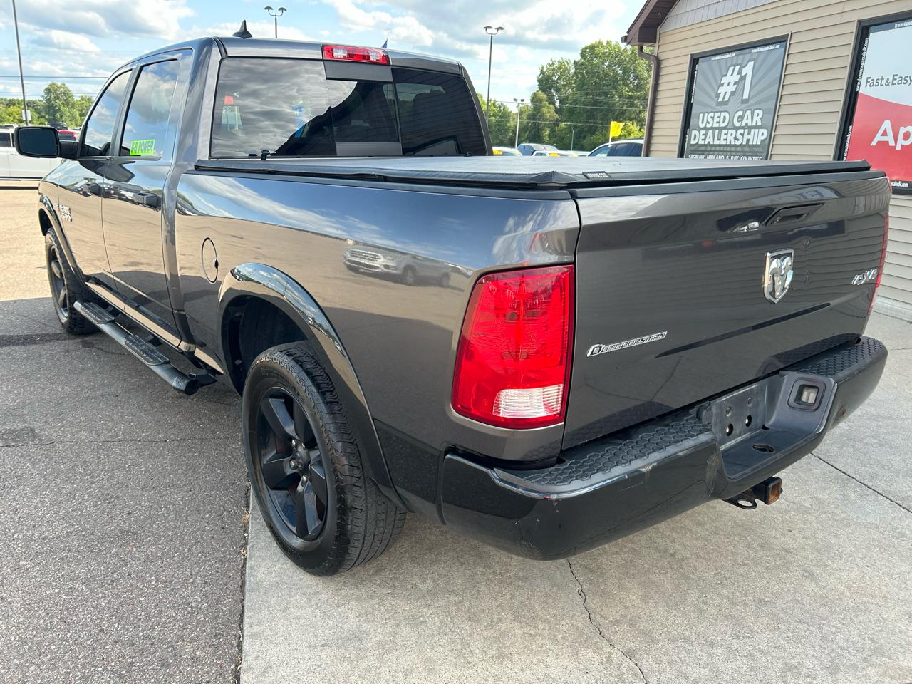 RAM 1500 4WD Crew Cab 149" Outdoorsman 2016