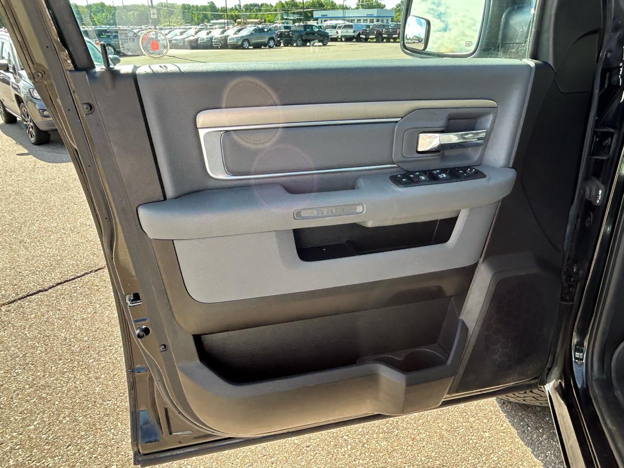 RAM 1500 Classic Warlock 4x4 Crew Cab 5'7" Box 2020