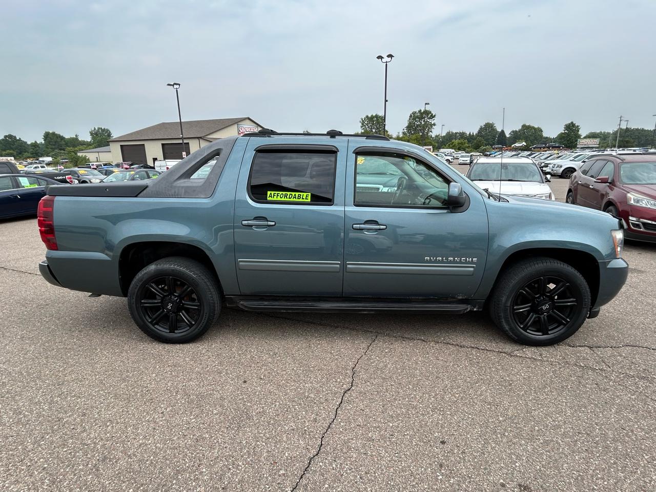 Chevrolet Avalanche 4WD Crew Cab LS 2010