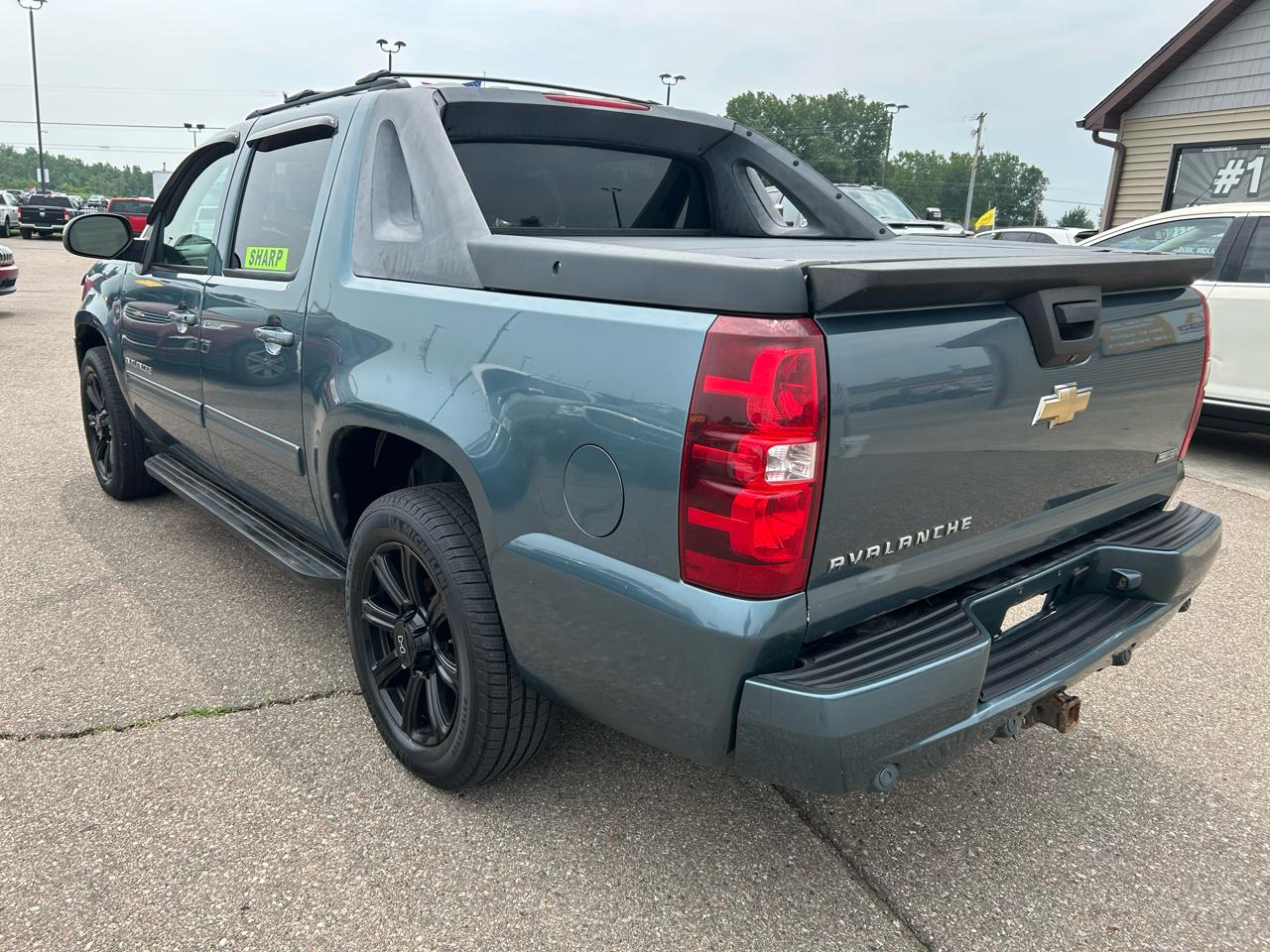 Chevrolet Avalanche 4WD Crew Cab LS 2010