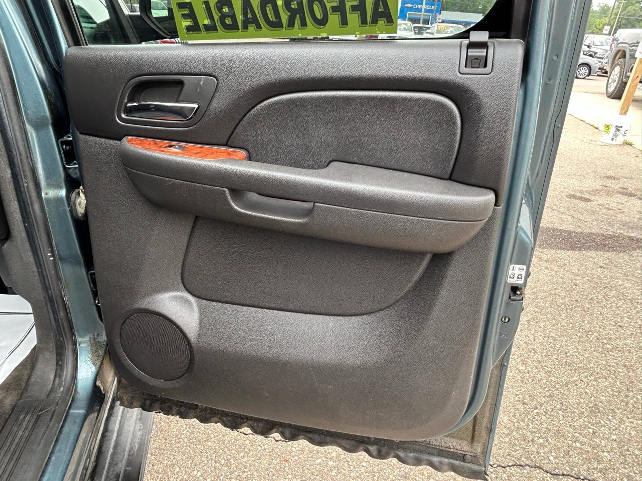 Chevrolet Avalanche 4WD Crew Cab LS 2010