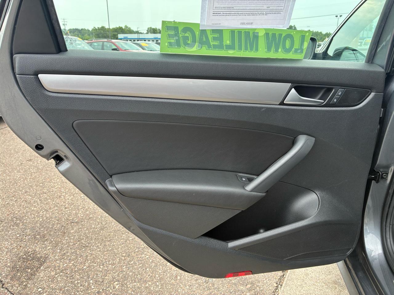 Volkswagen Passat 4dr Sdn 1.8T Auto S 2015