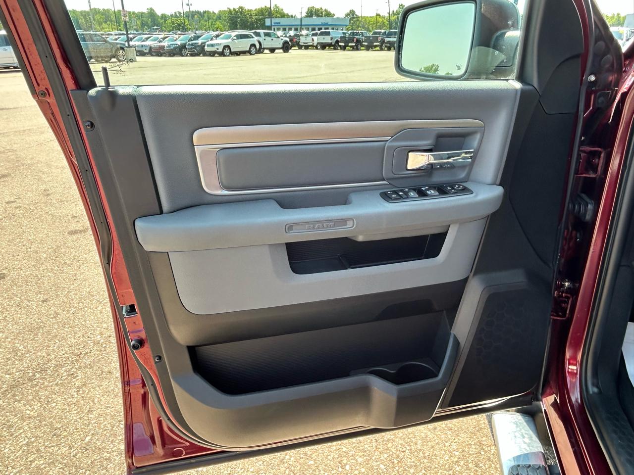 RAM 1500 Big Horn 4x4 Crew Cab 5'7" Box 2017