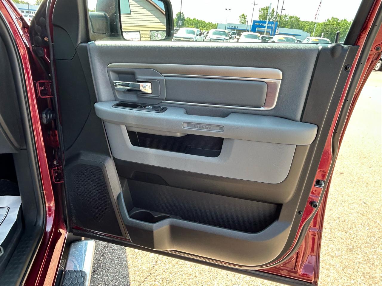 RAM 1500 Big Horn 4x4 Crew Cab 5'7" Box 2017