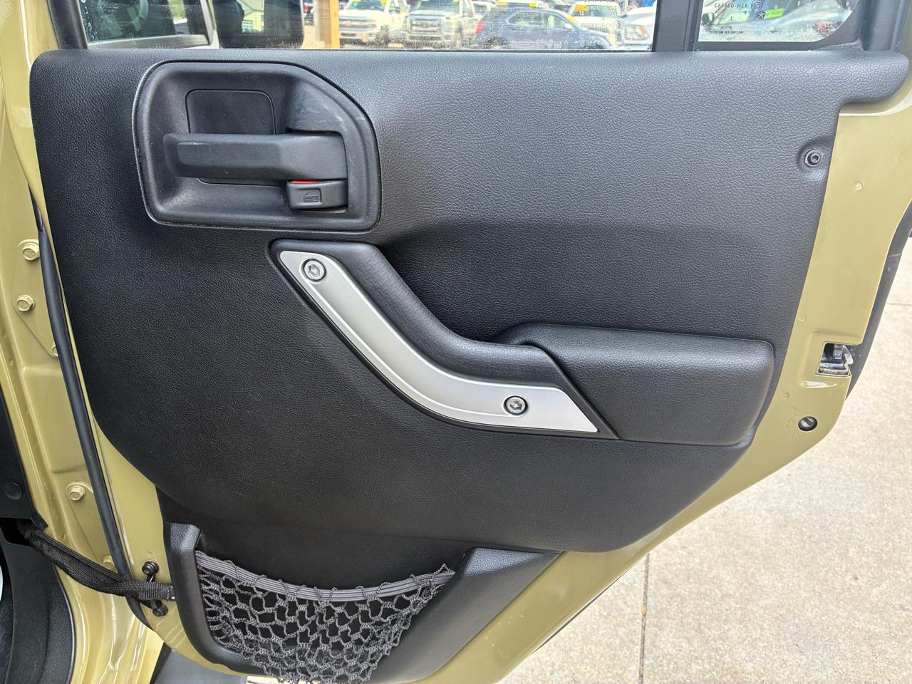 Jeep Wrangler Unlimited 4WD 4dr Sahara 2013