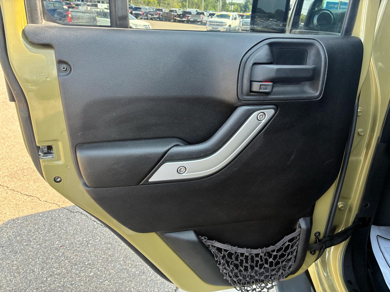 Jeep Wrangler Unlimited 4WD 4dr Sahara 2013