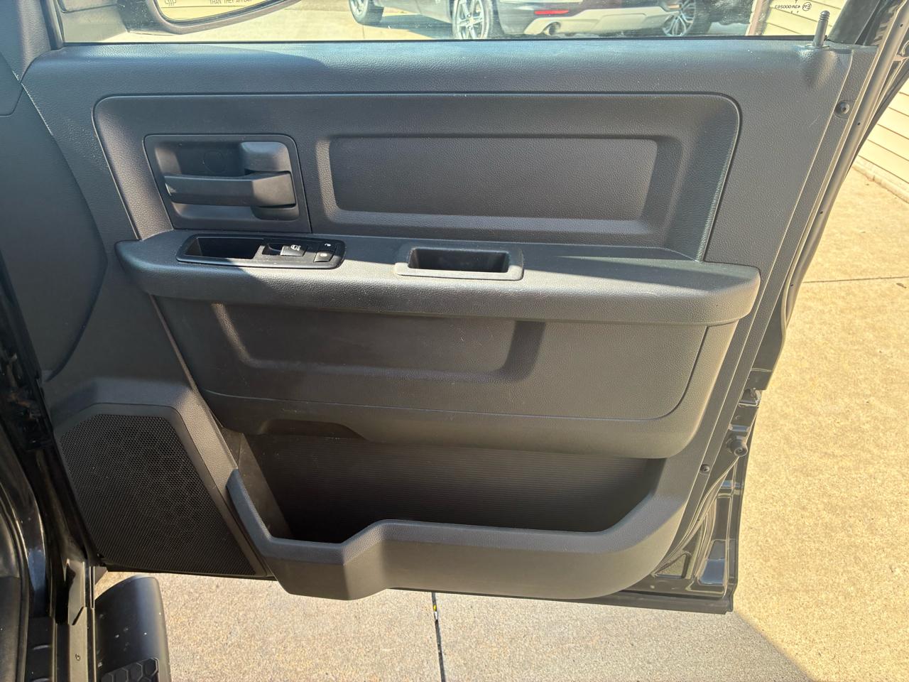RAM 1500 4WD Quad Cab 140.5" Tradesman 2012