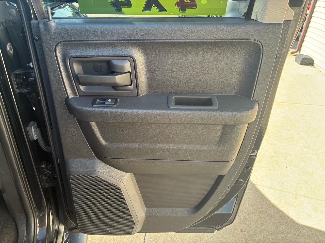 RAM 1500 4WD Quad Cab 140.5" Tradesman 2012