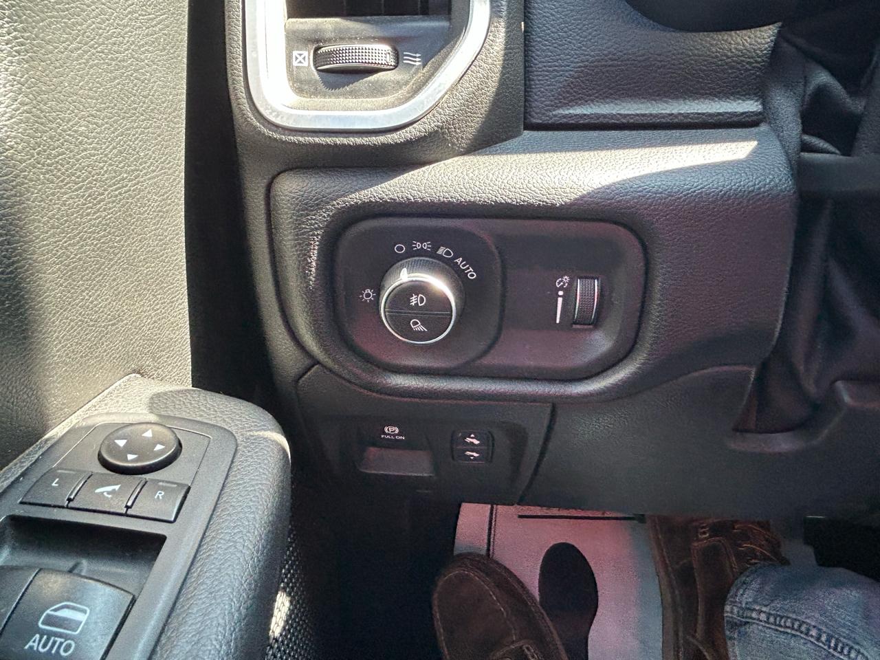 RAM 1500 Big Horn 4x4 Crew Cab 5'7" Box 2020