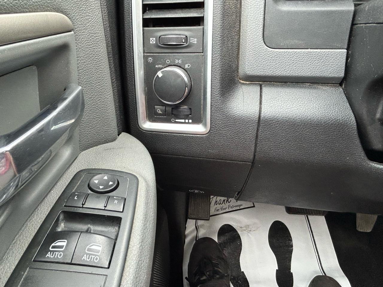 RAM 1500 4WD Reg Cab 140.5" SLT 2013