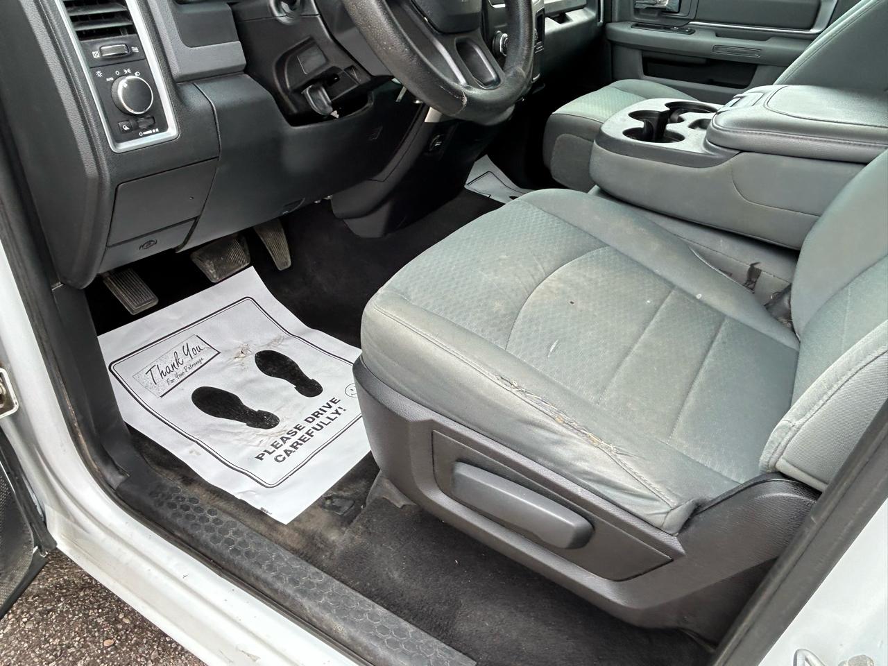 RAM 1500 4WD Quad Cab 140.5" SLT 2016