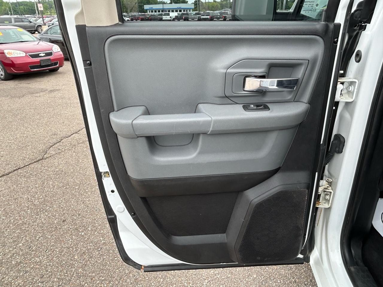RAM 1500 4WD Quad Cab 140.5" SLT 2016