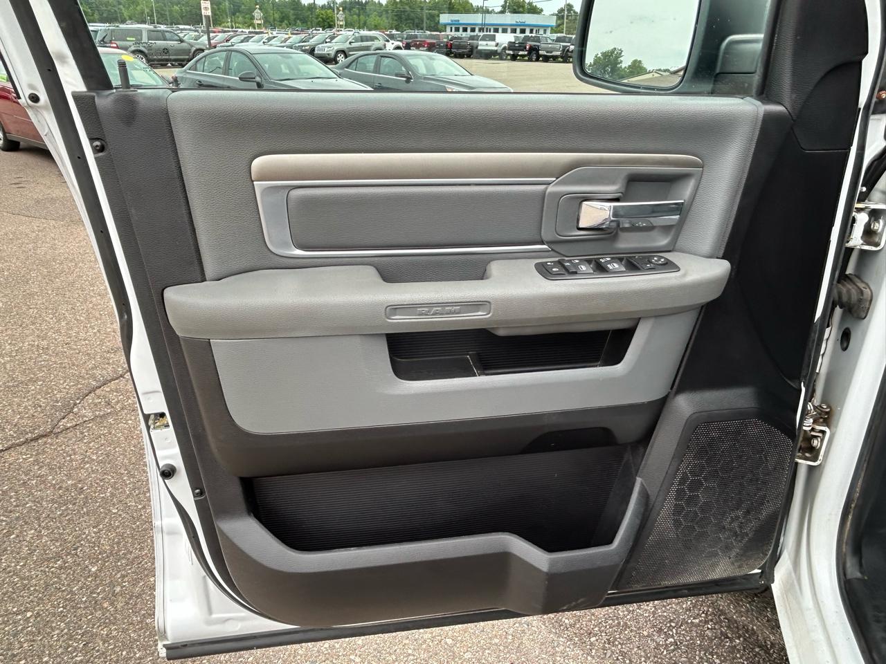 RAM 1500 4WD Quad Cab 140.5" SLT 2016
