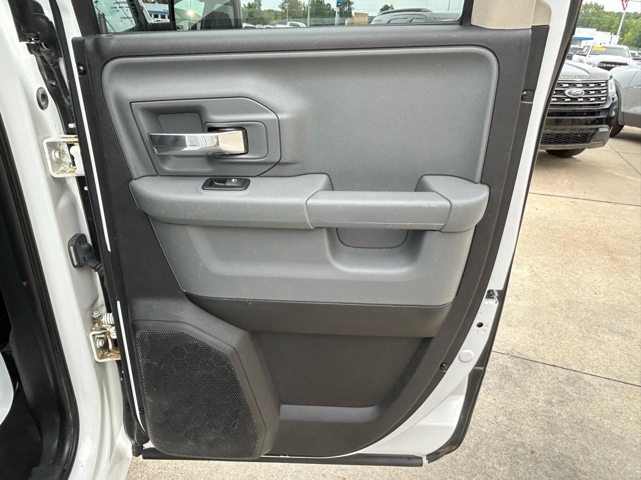RAM 1500 4WD Quad Cab 140.5" SLT 2016