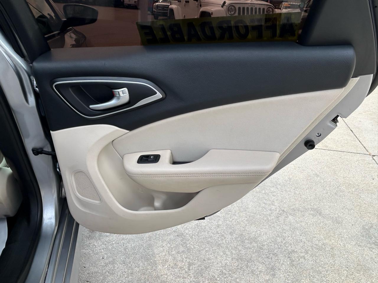 Chrysler 200 4dr Sdn Limited FWD 2015
