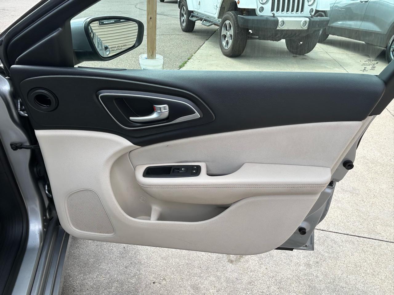 Chrysler 200 4dr Sdn Limited FWD 2015