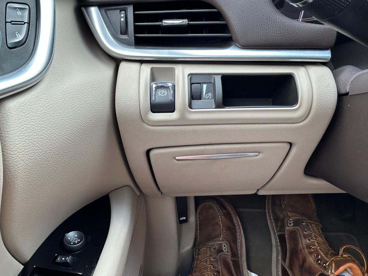Cadillac XTS 4dr Sdn Luxury FWD 2013