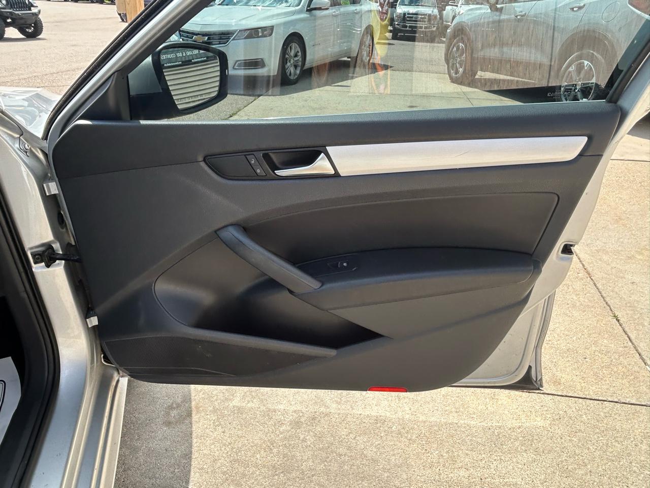 Volkswagen Passat 4dr Sdn 2.0L Manual TDI SE 2013