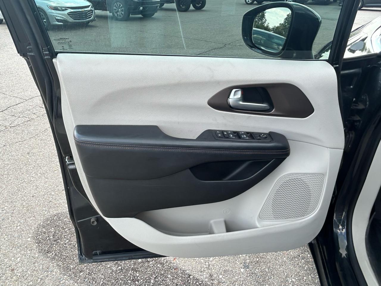 Chrysler Pacifica Touring-L FWD 2017
