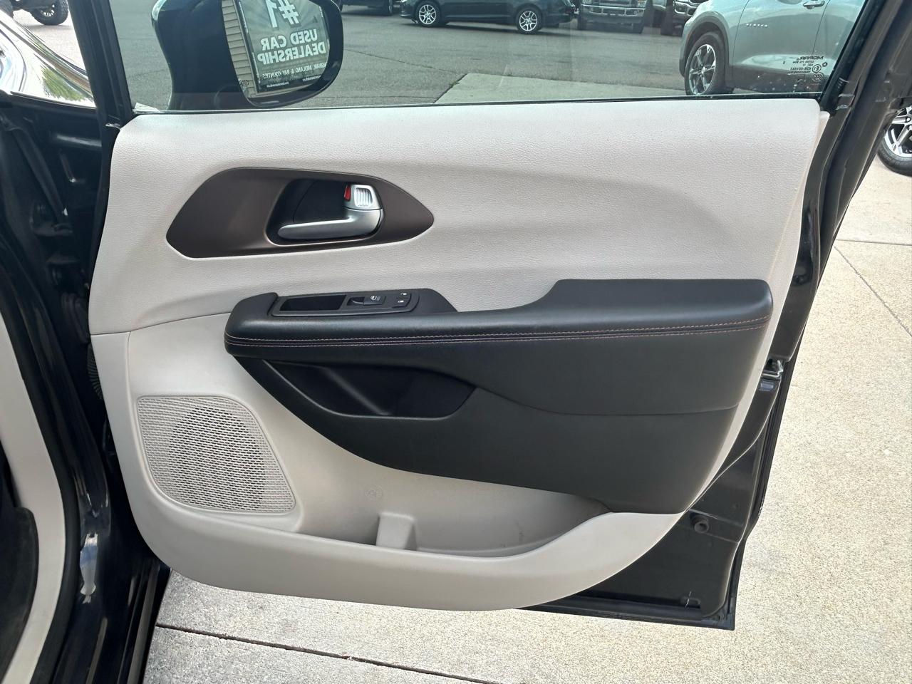 Chrysler Pacifica Touring-L FWD 2017