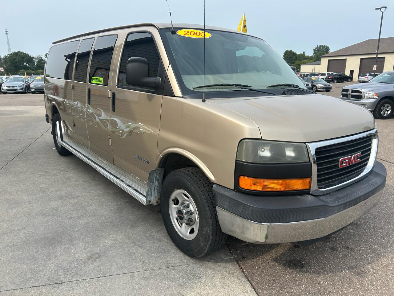GMC Savana Passenger 3500 155" WB RWD 2005