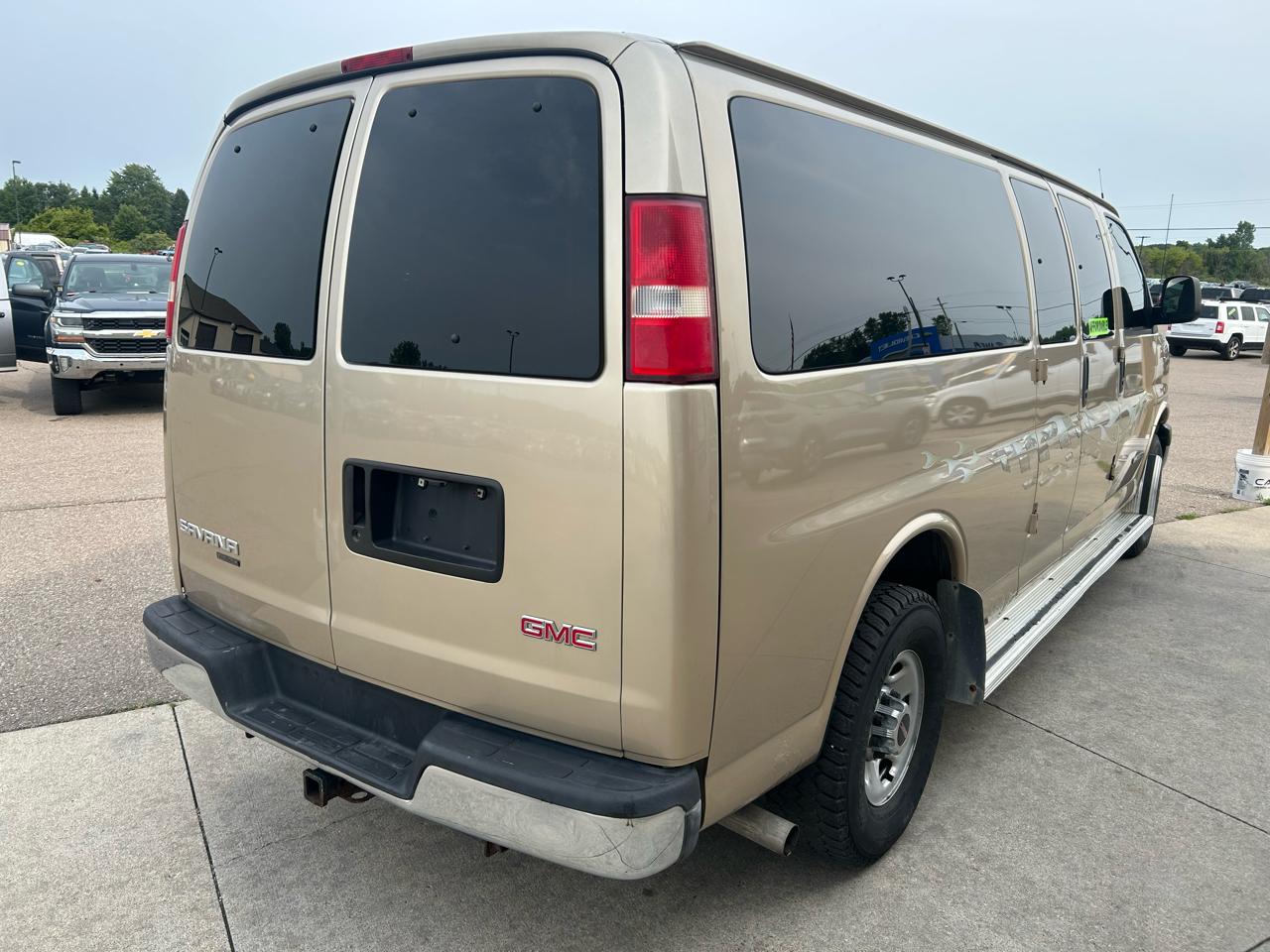 GMC Savana Passenger 3500 155" WB RWD 2005