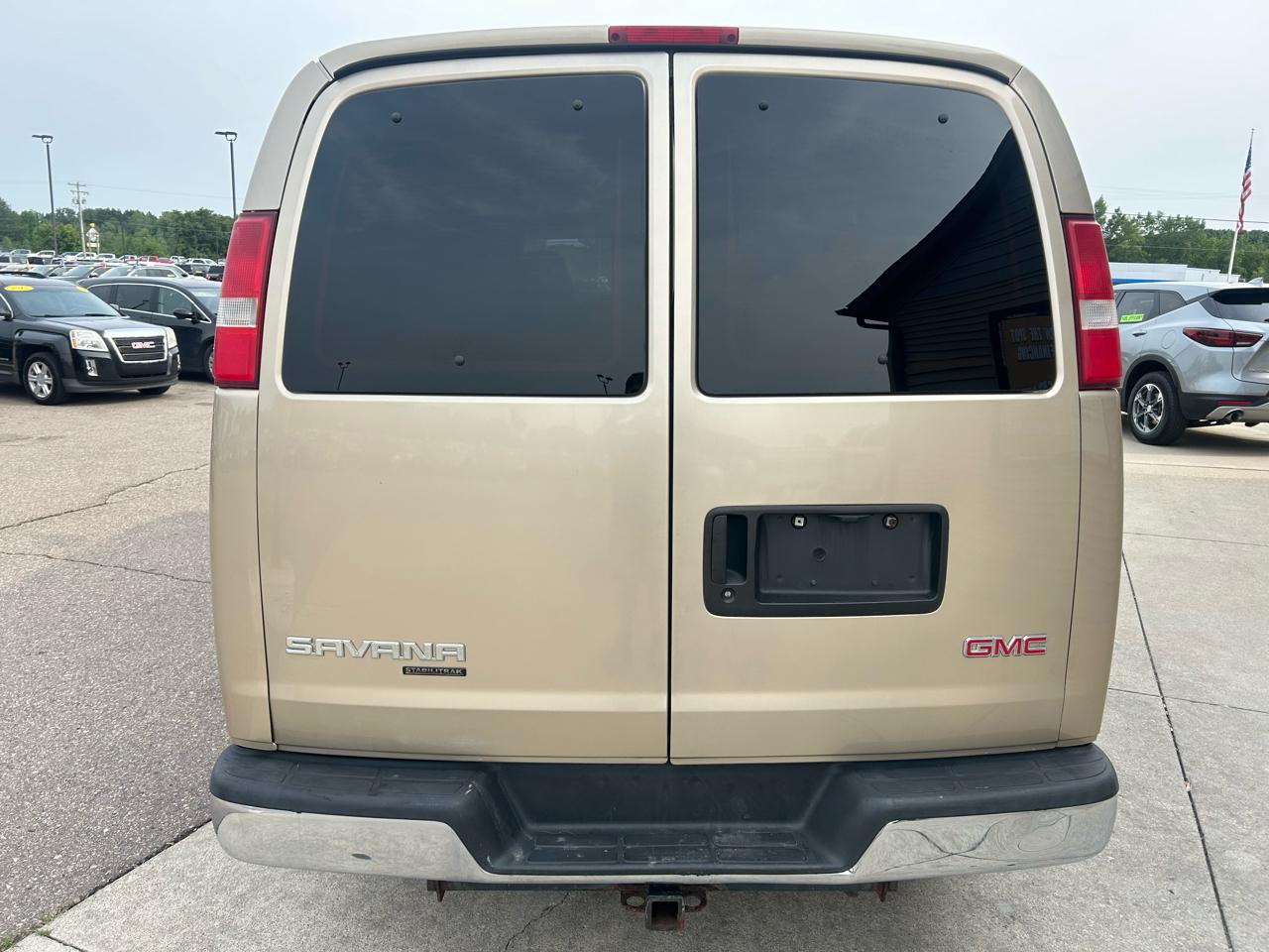 GMC Savana Passenger 3500 155" WB RWD 2005