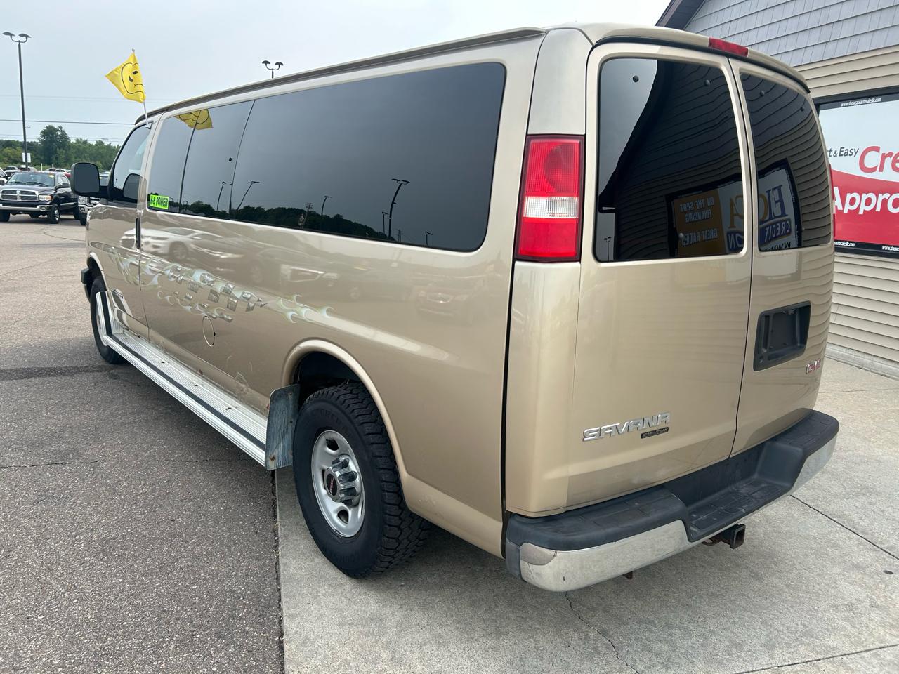 GMC Savana Passenger 3500 155" WB RWD 2005
