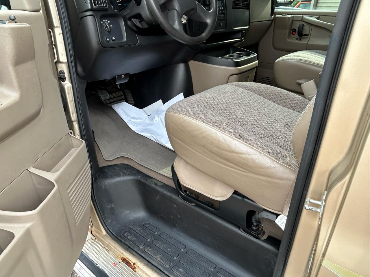 GMC Savana Passenger 3500 155" WB RWD 2005
