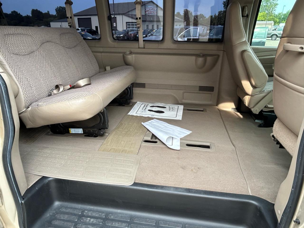 GMC Savana Passenger 3500 155" WB RWD 2005