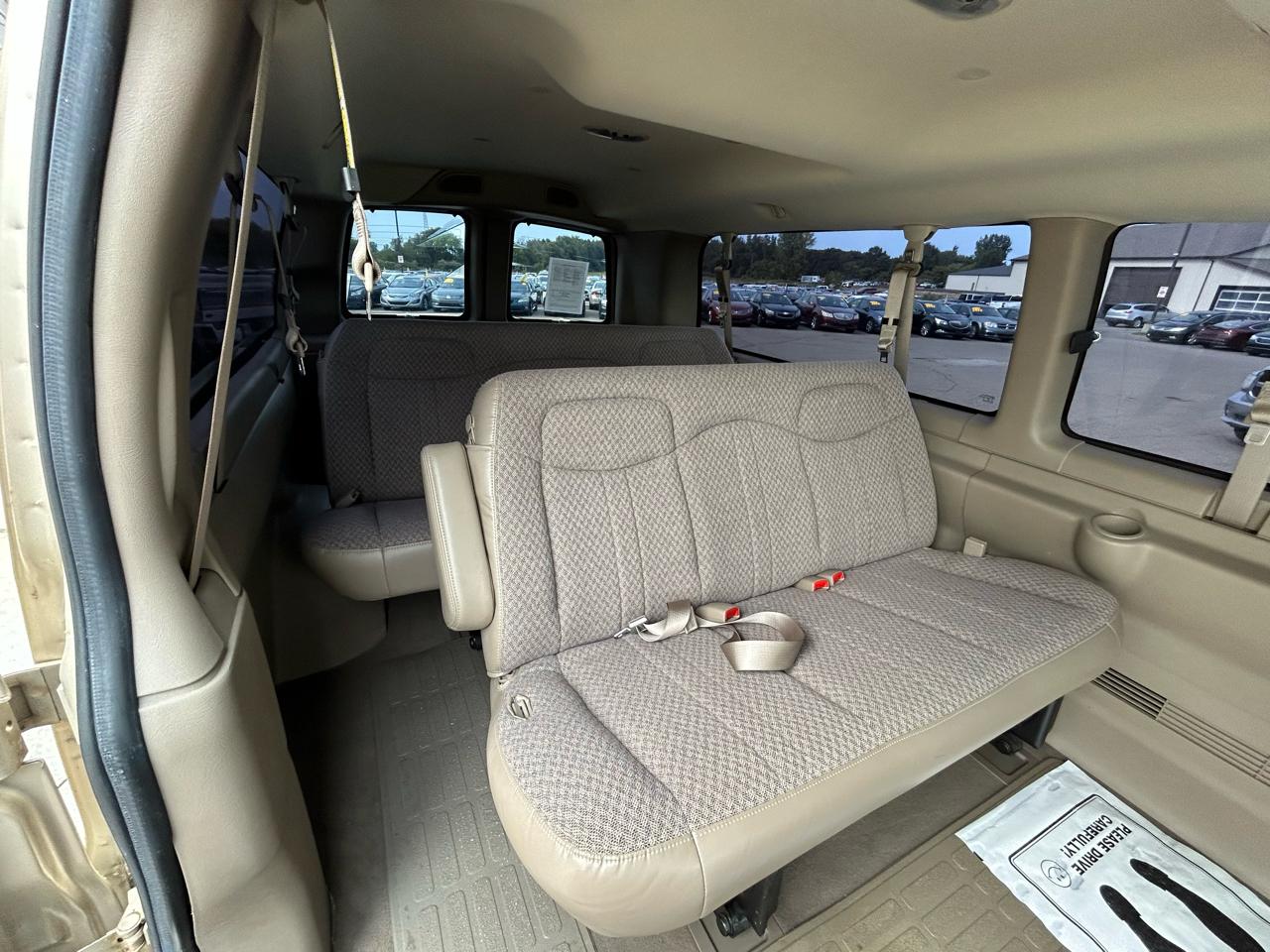 GMC Savana Passenger 3500 155" WB RWD 2005