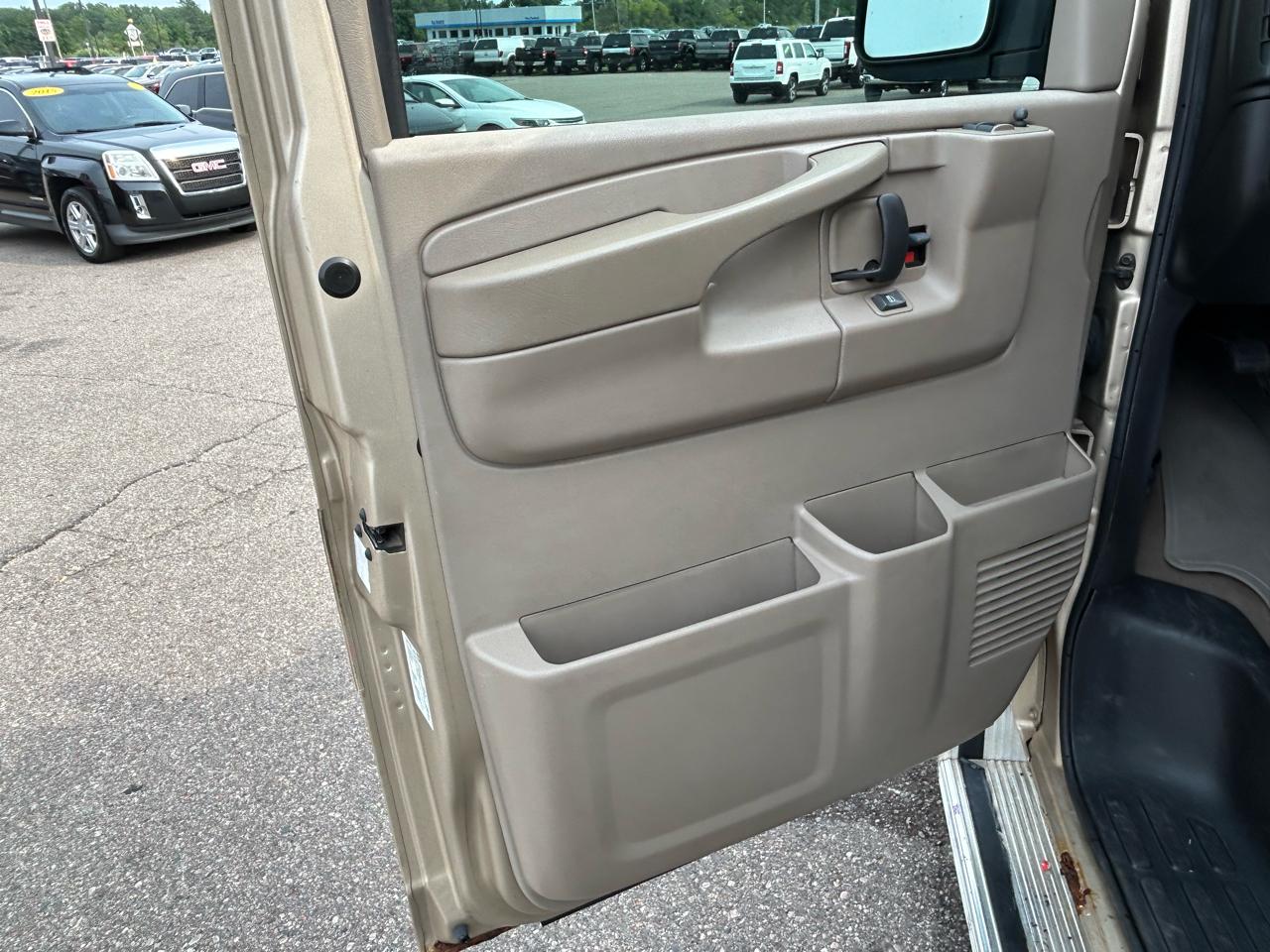 GMC Savana Passenger 3500 155" WB RWD 2005