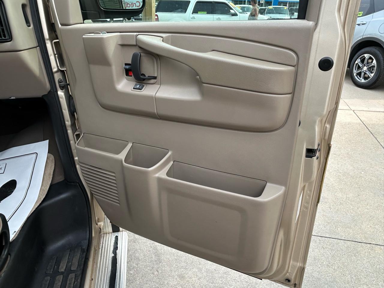 GMC Savana Passenger 3500 155" WB RWD 2005