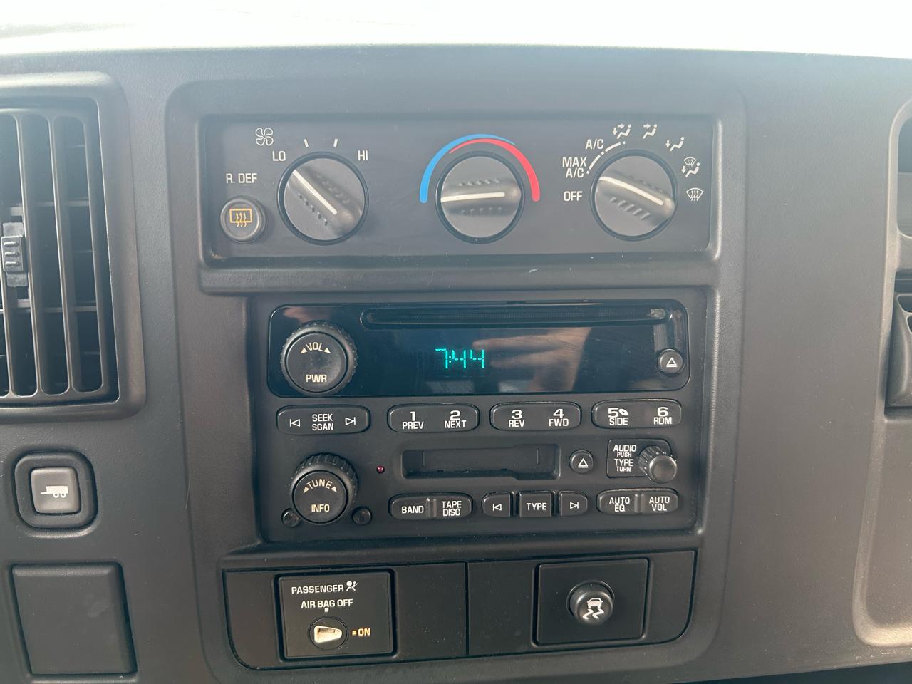 GMC Savana Passenger 3500 155" WB RWD 2005