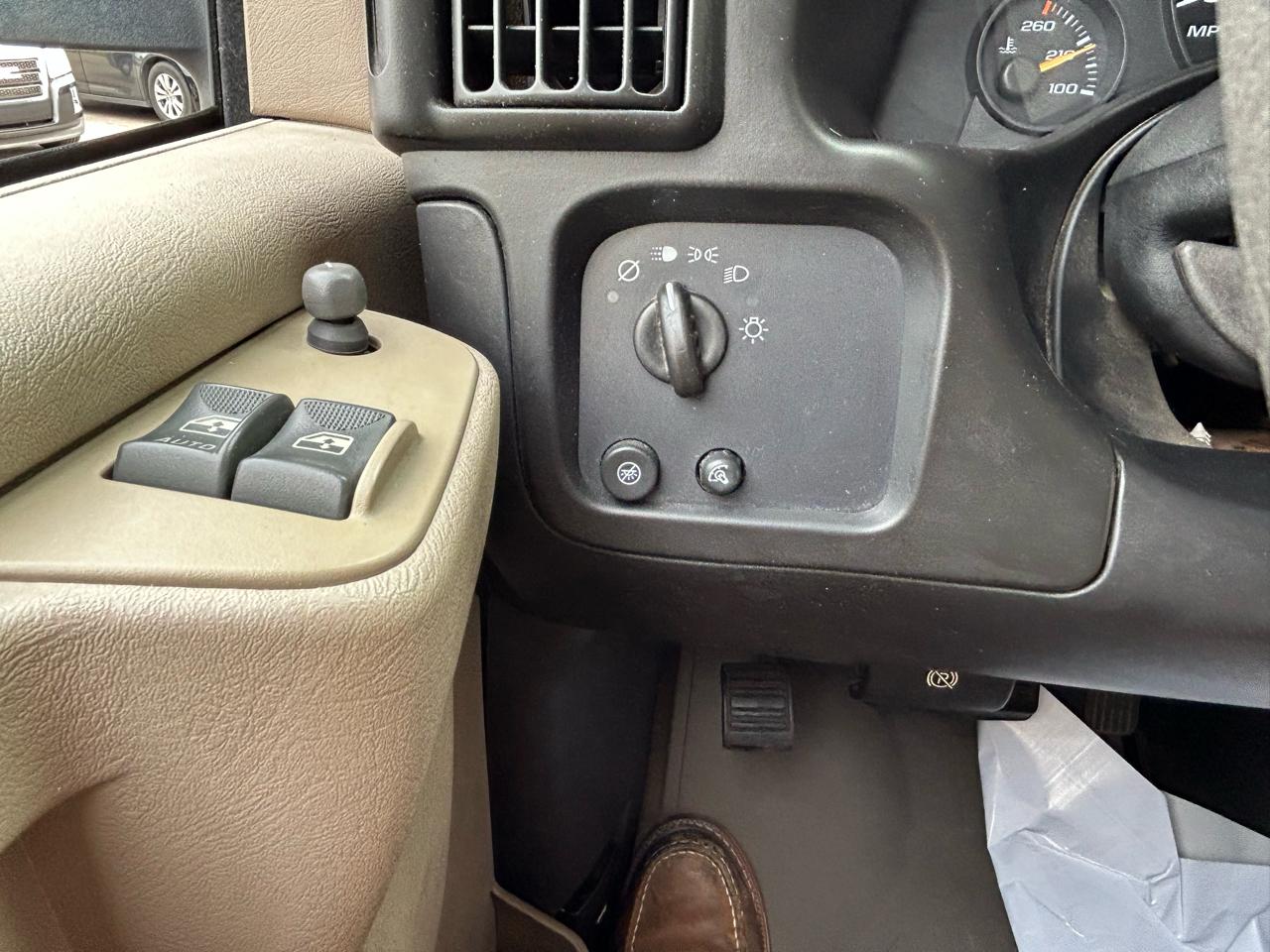 GMC Savana Passenger 3500 155" WB RWD 2005