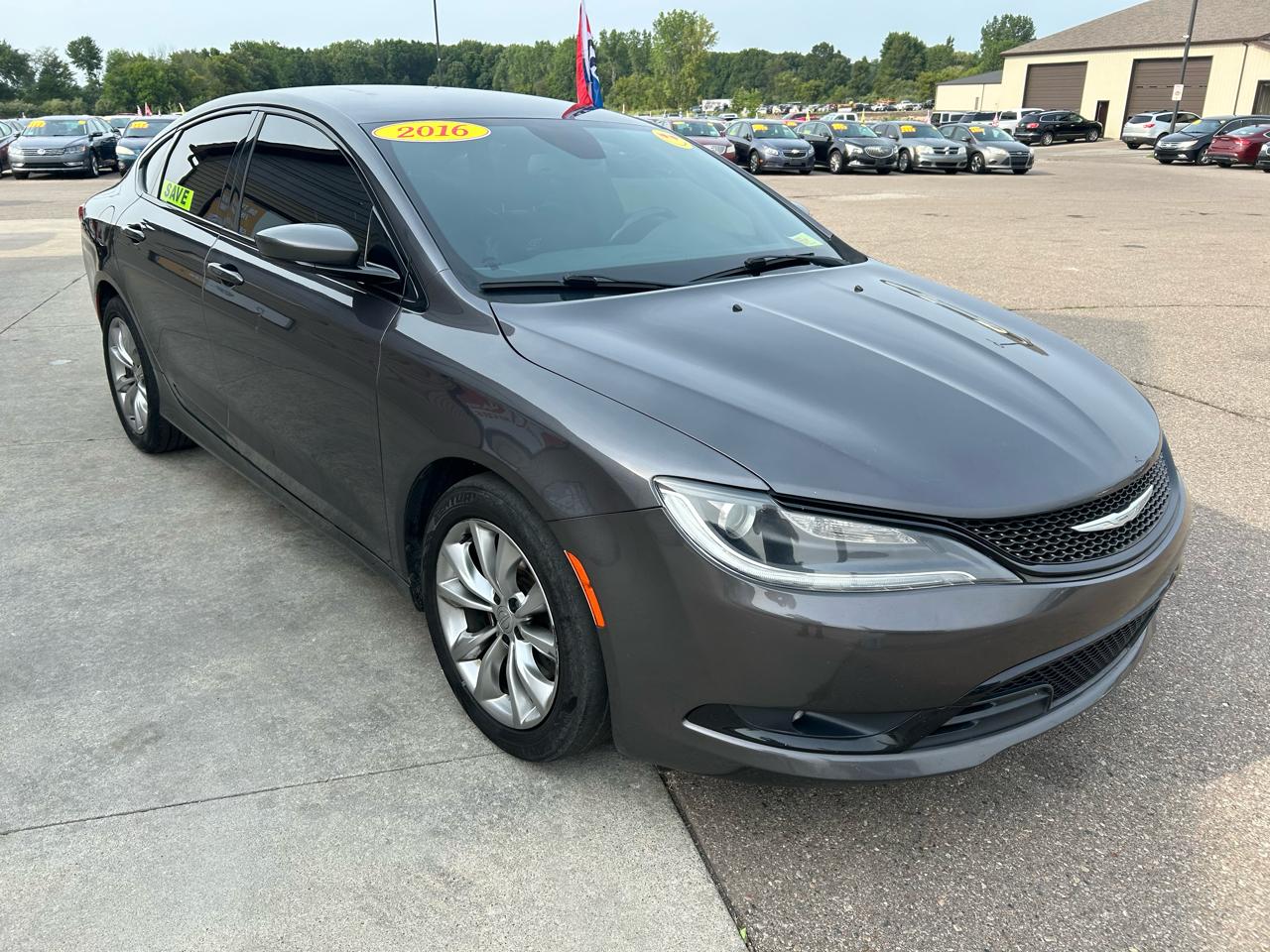 Chrysler 200 4dr Sdn S AWD 2016