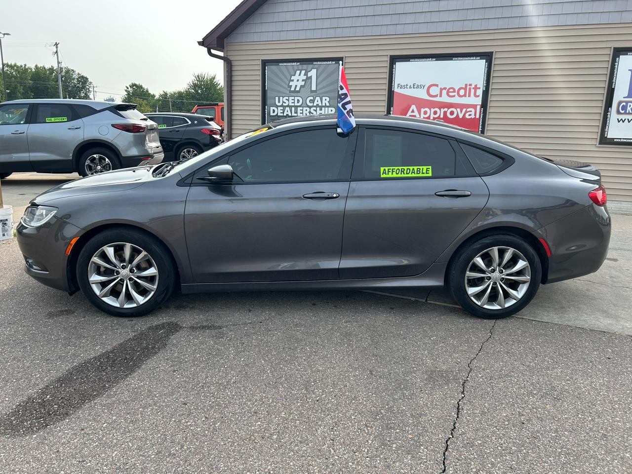 Chrysler 200 4dr Sdn S AWD 2016