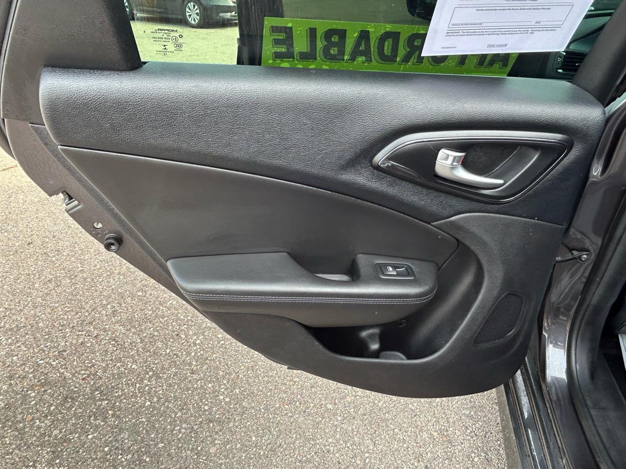 Chrysler 200 4dr Sdn S AWD 2016
