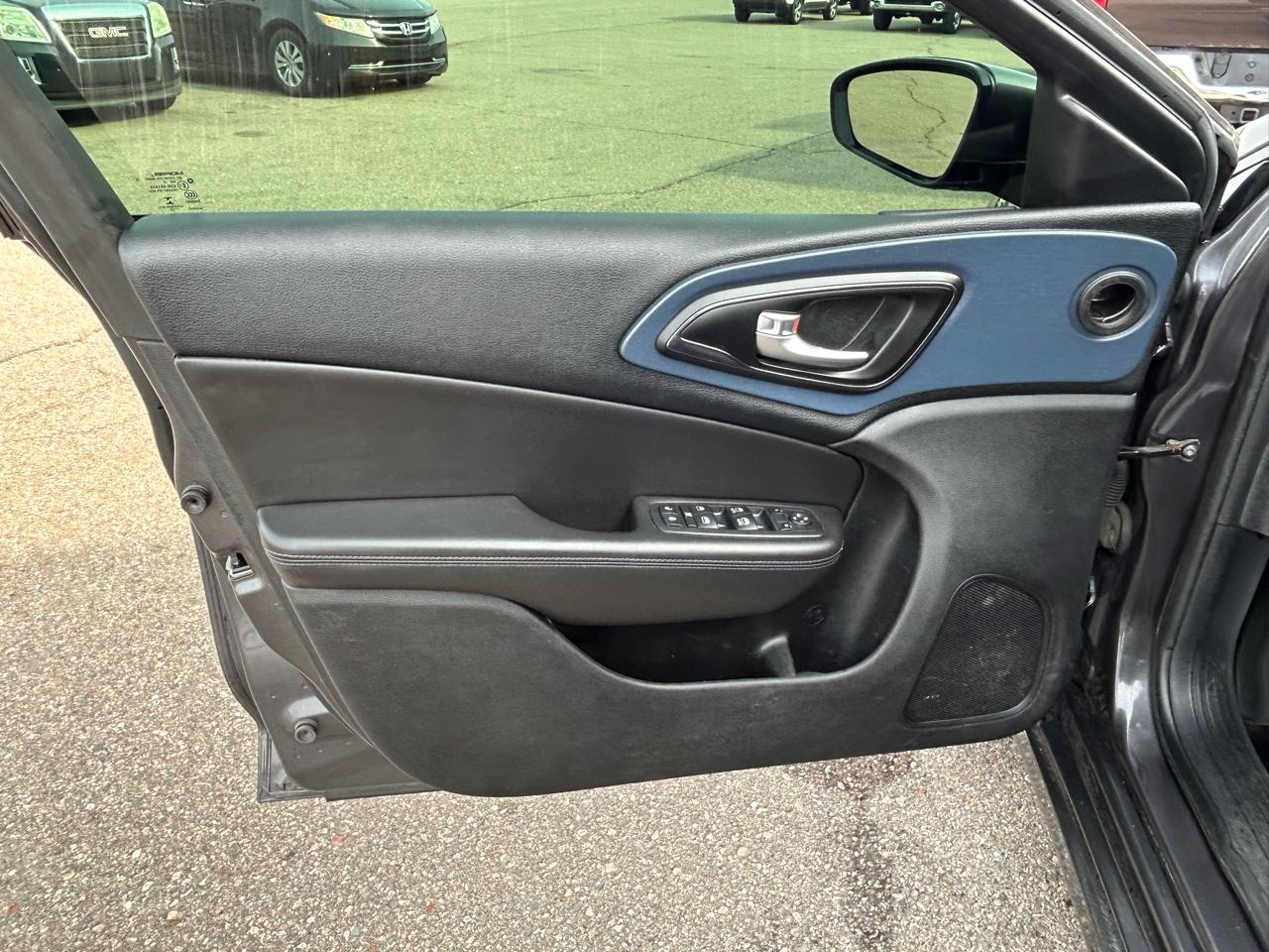 Chrysler 200 4dr Sdn S AWD 2016