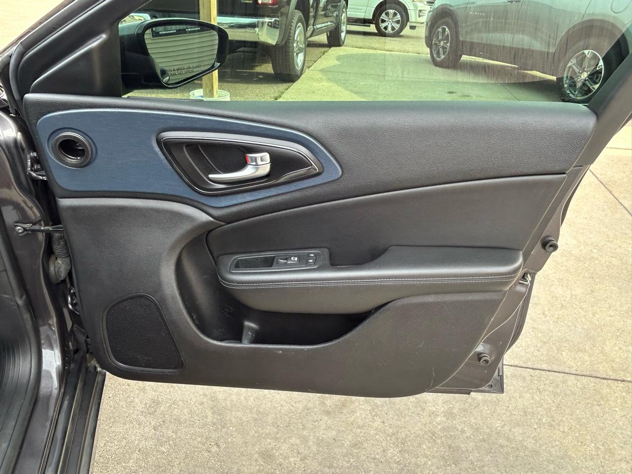 Chrysler 200 4dr Sdn S AWD 2016