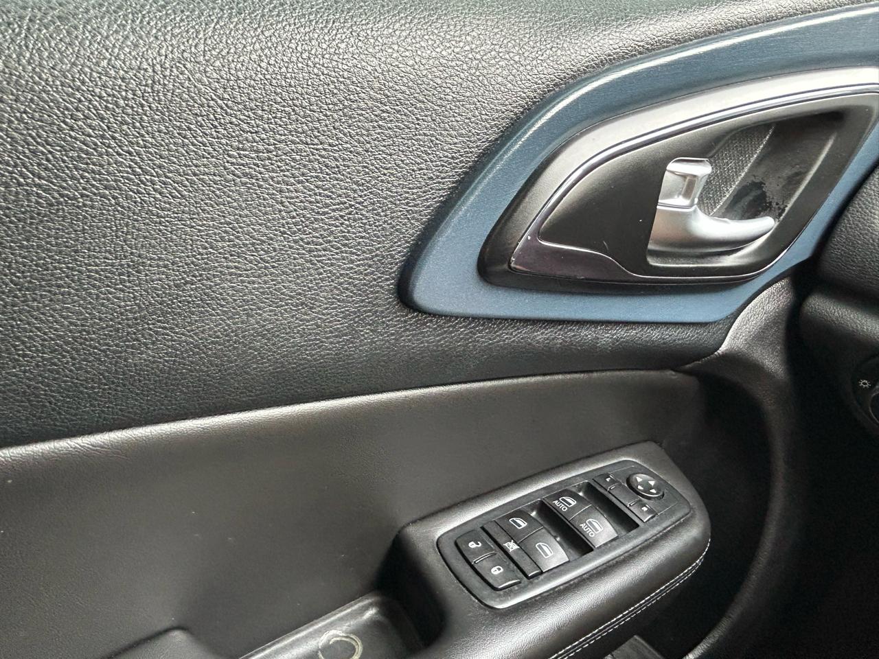 Chrysler 200 4dr Sdn S AWD 2016