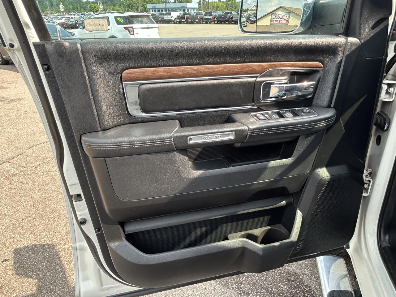 RAM 1500 4WD Crew Cab 149" Laramie 2017