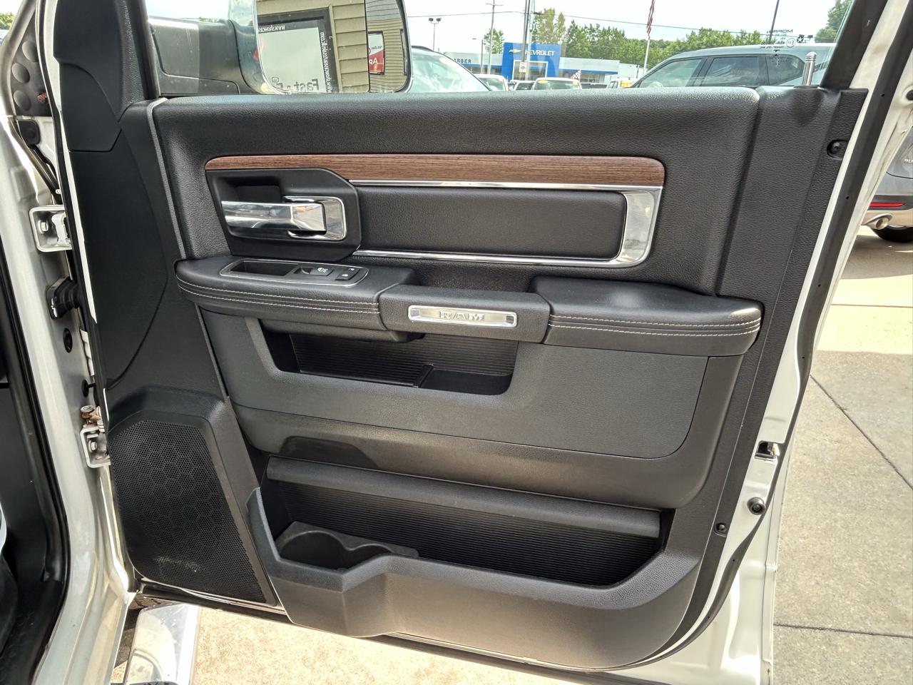 RAM 1500 4WD Crew Cab 149" Laramie 2017
