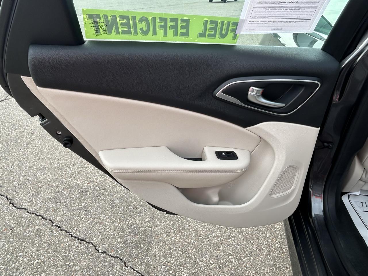 Chrysler 200 4dr Sdn C FWD 2015