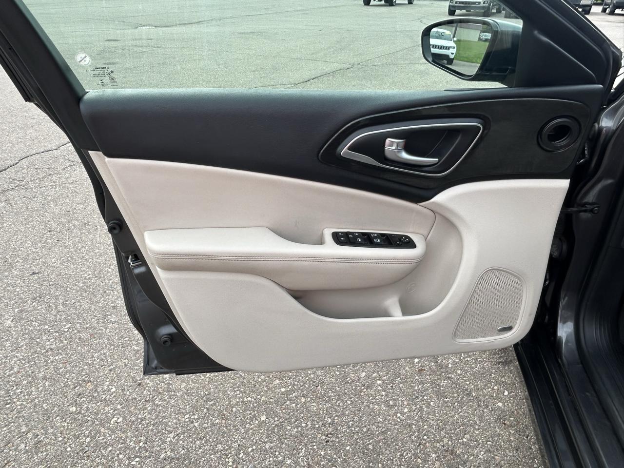 Chrysler 200 4dr Sdn C FWD 2015