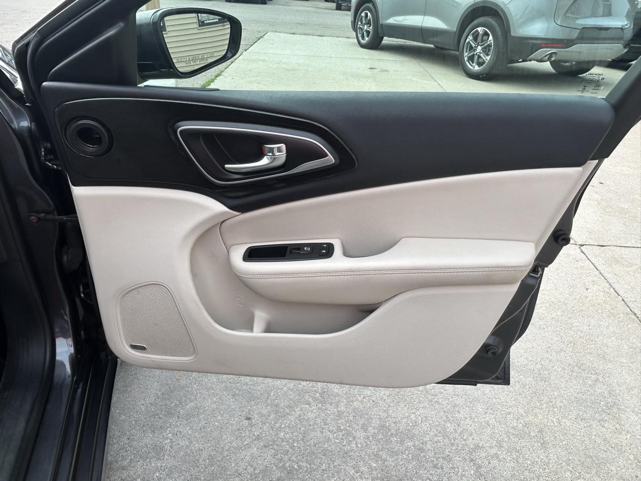 Chrysler 200 4dr Sdn C FWD 2015