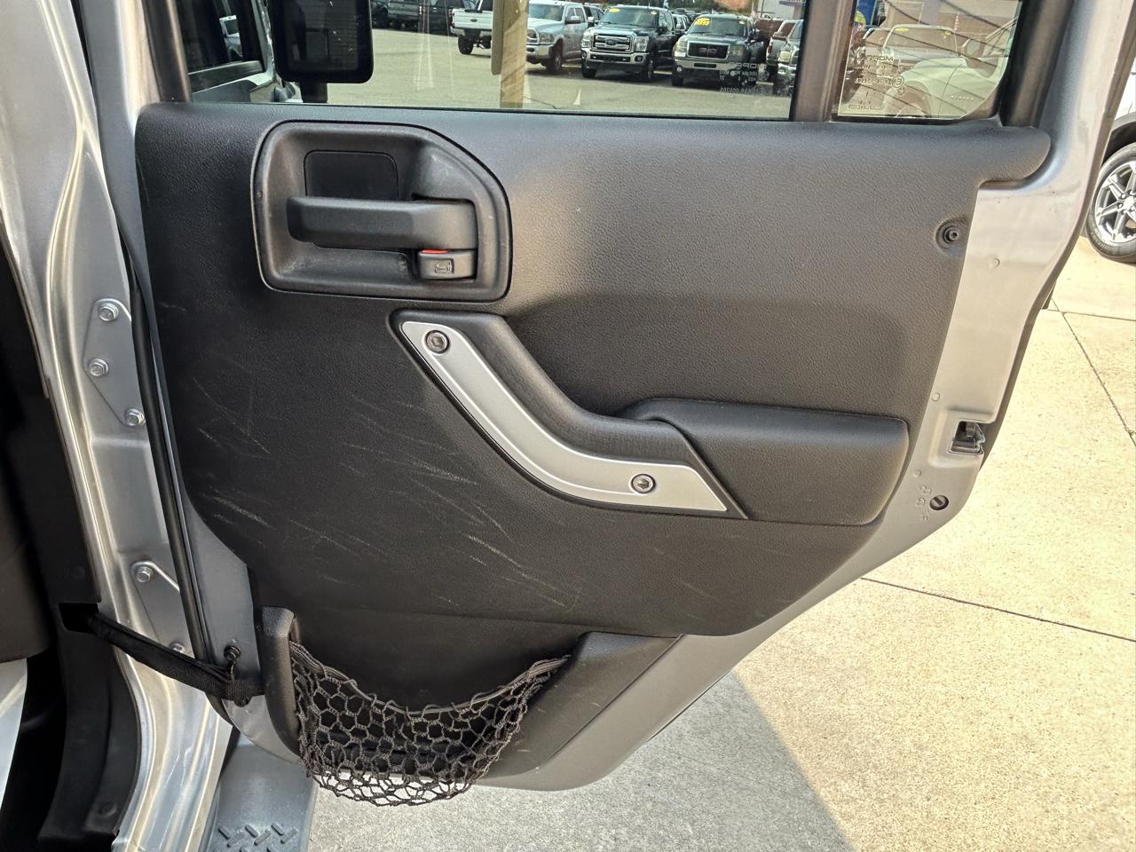 Jeep Wrangler Unlimited 4WD 4dr Sahara 2013