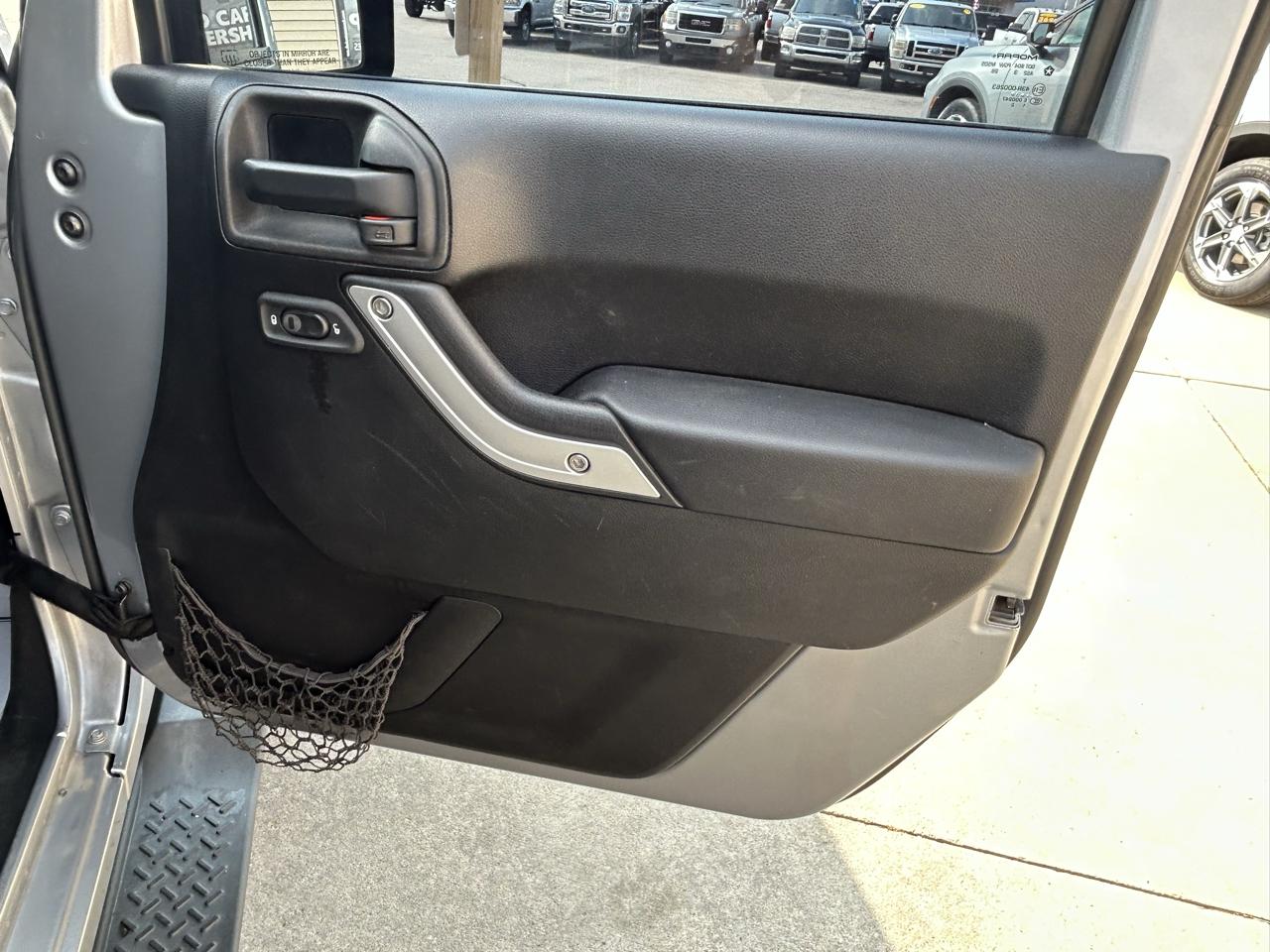 Jeep Wrangler Unlimited 4WD 4dr Sahara 2013