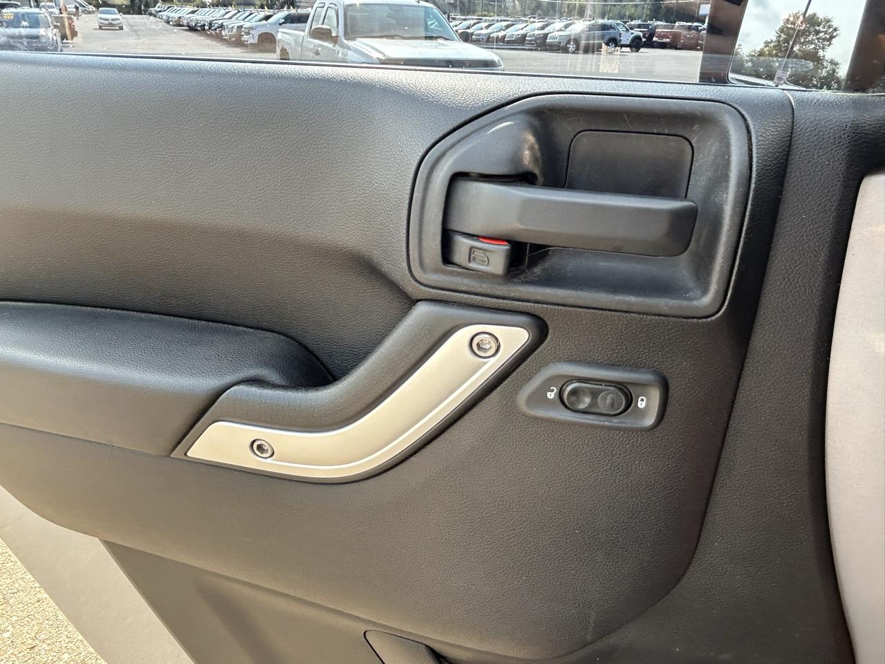 Jeep Wrangler Unlimited 4WD 4dr Sahara 2013