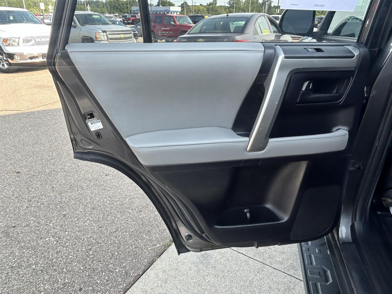 Toyota 4Runner 4WD 4dr V6 Limited (Natl) 2011